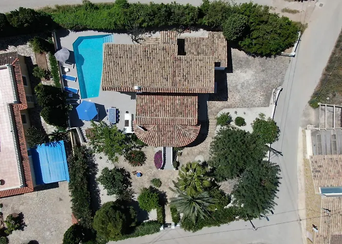 Vila com 3 dormitórios