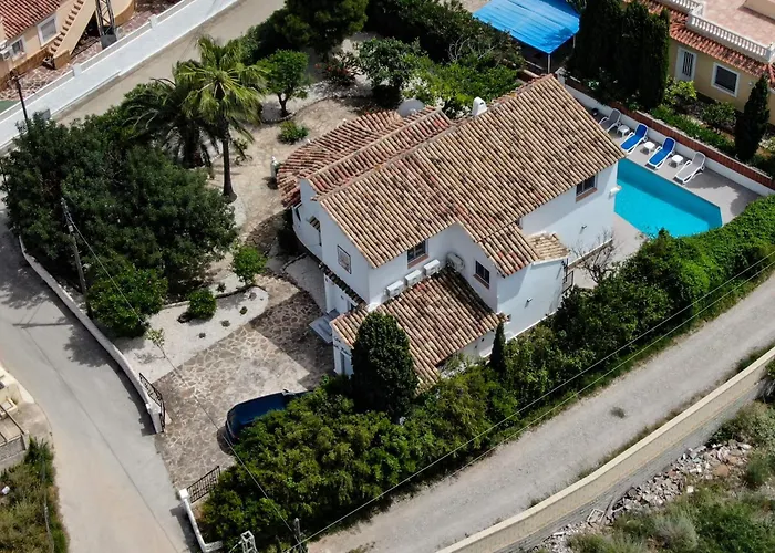 Vila com 3 dormitórios